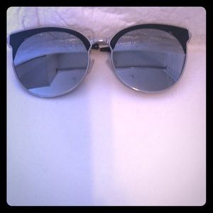 Quay mirrored sunglasses 😎